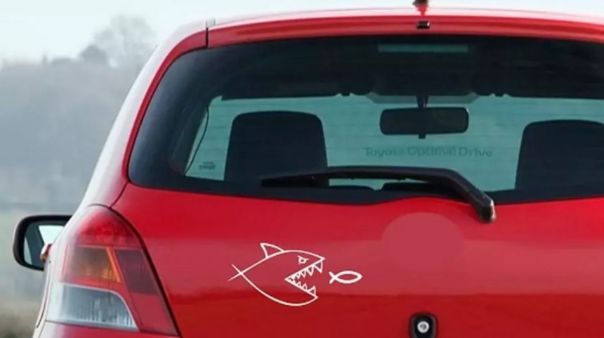 Изображение акулы на авто: что означает этот символ и зачем его наклеивают