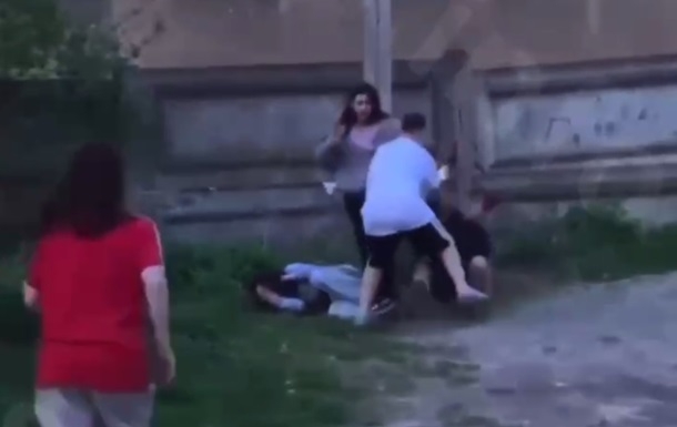 Во Львовской области подростки сняли на видео избиение школьницы