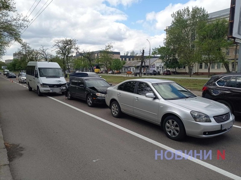 На проспекте в Николаеве столкнулись три автомобиля