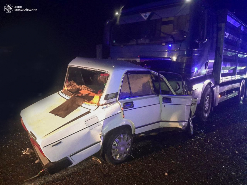 В Николаевской области столкнулись грузовик и легковушка: один из водителей погиб