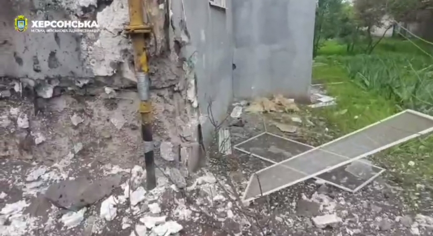 Войска РФ ударили по жилым кварталам Херсона: перебит газопровод, пострадала женщина (видео)