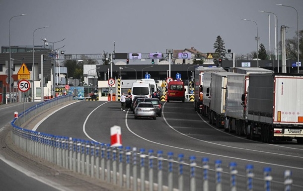 Блокада на кордоні: на пунктах пропуску «застрягли» 1700 вантажівок