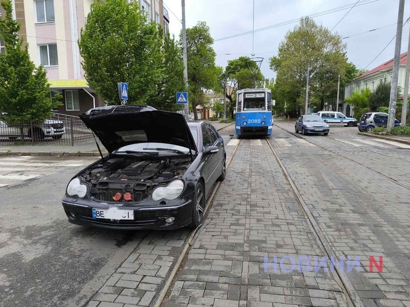 В центре Николаева столкнулись Mercedes и Volkswagen – заблокировано движение трамваев