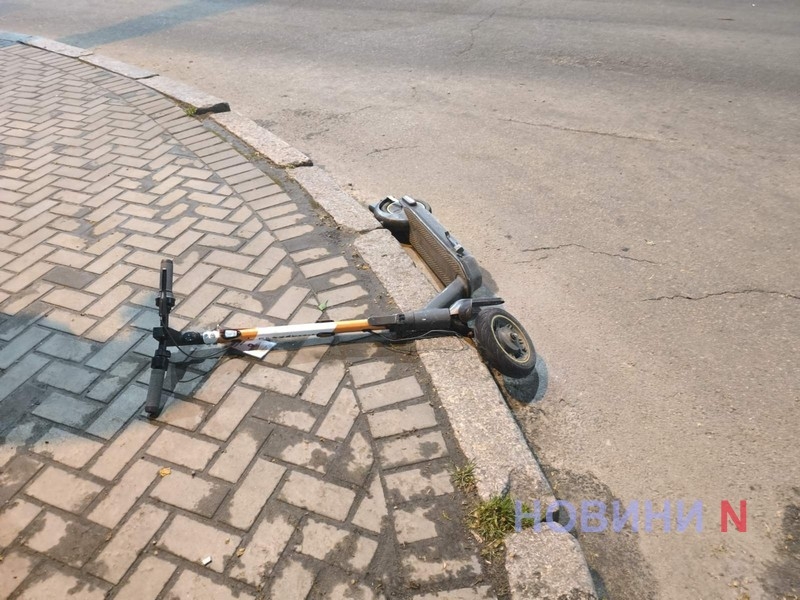 В центре Николаева Chevrolet сбил подростка на электросамокате