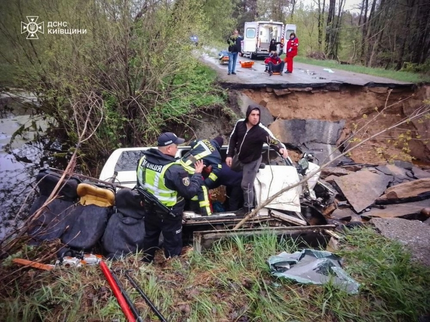 Микроавтобус упал в провал на дороге в Киевской области: 2 погибших, 7 пострадавших