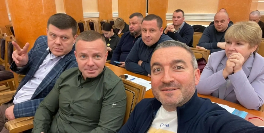 Топчиновник в Одесі замалював на фото годинник свого колеги: їх висміяли та звинуватили в корупції (фото)