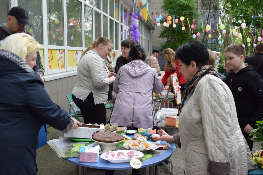 Великодній ярмарок на проспекті: миколаївська бібліотека збирала кошти для ЗСУ (фото)