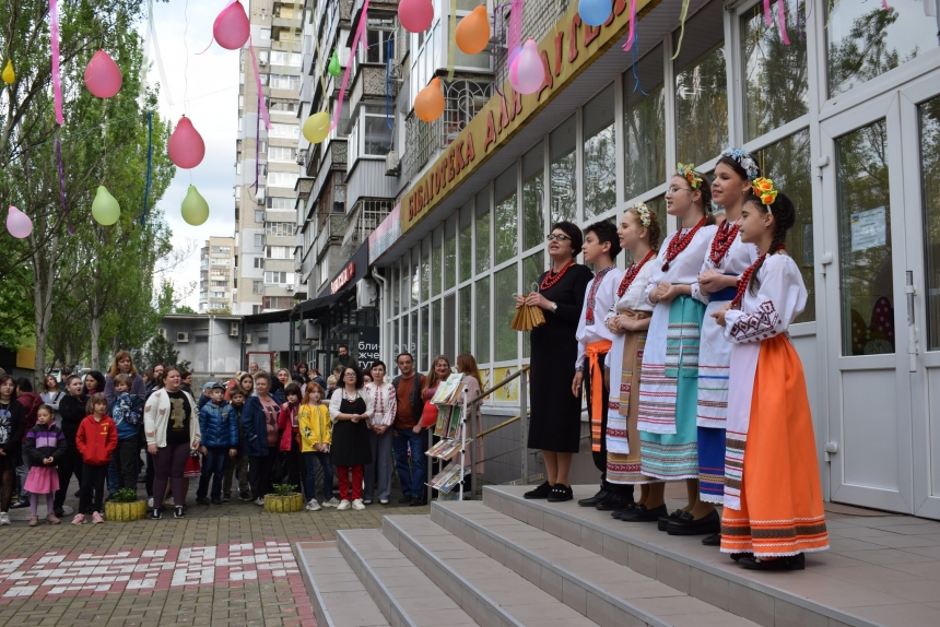 Пасхальная ярмарка на проспекте: николаевская библиотека собирала средства для ВСУ (фото)