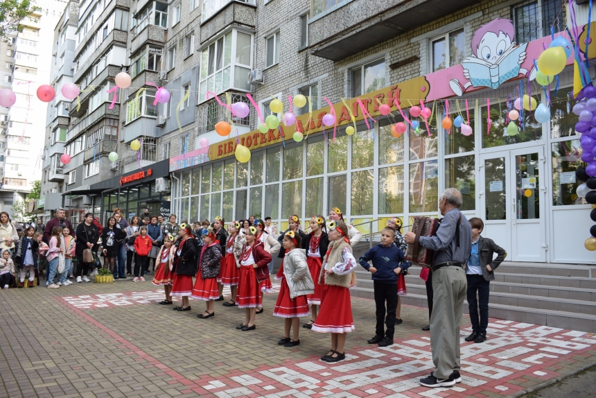 Великодній ярмарок на проспекті: миколаївська бібліотека збирала кошти для ЗСУ (фото)