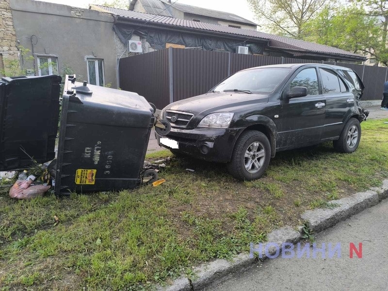 В Николаеве «Киа» по очереди столкнулся с двумя авто и врезался в мусорный бак: пострадала пассажирка