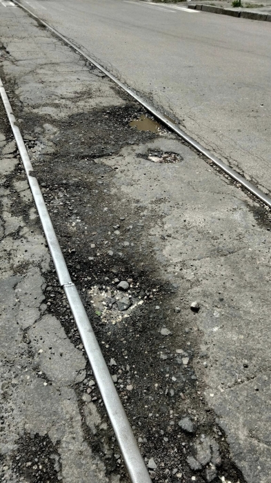 В Николаеве «отремонтировали» трамвайный переезд: ямы «вернулись» через неделю (фото)