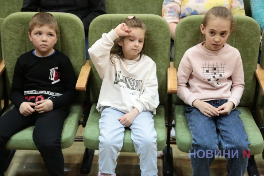 «Самое страшное – играть перед детьми»: в Николаеве показали спектакль для самой искренней аудитории (фоторепортаж