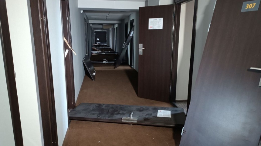 В отеле находилось 32 человека: очевидцы сообщили подробности атаки на Николаев (фото)