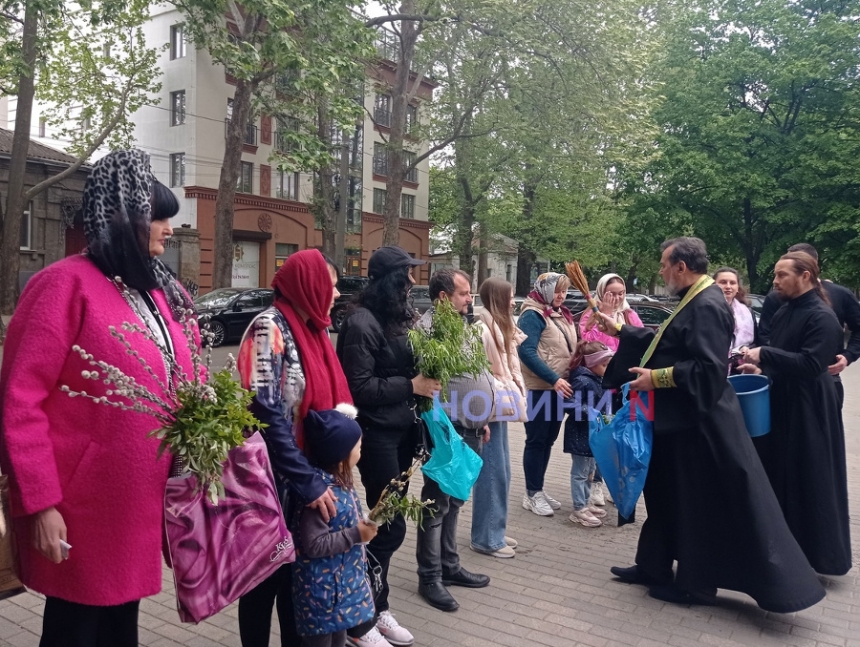 Миколаївці відзначають Вербну Неділю: біля церков святили вербу (фото)