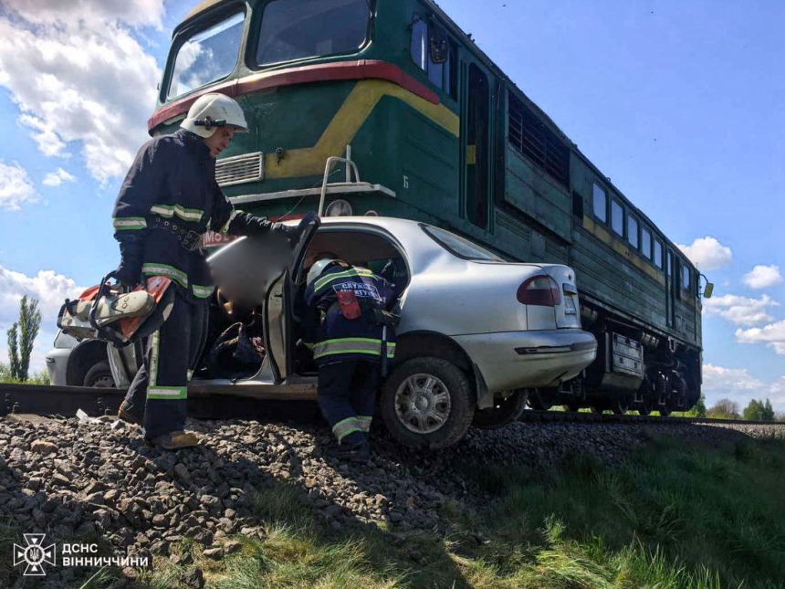 На Вінниччині легковик зіткнувся з тепловозом: водій загинув, пасажирку затисло у понівеченому авто
