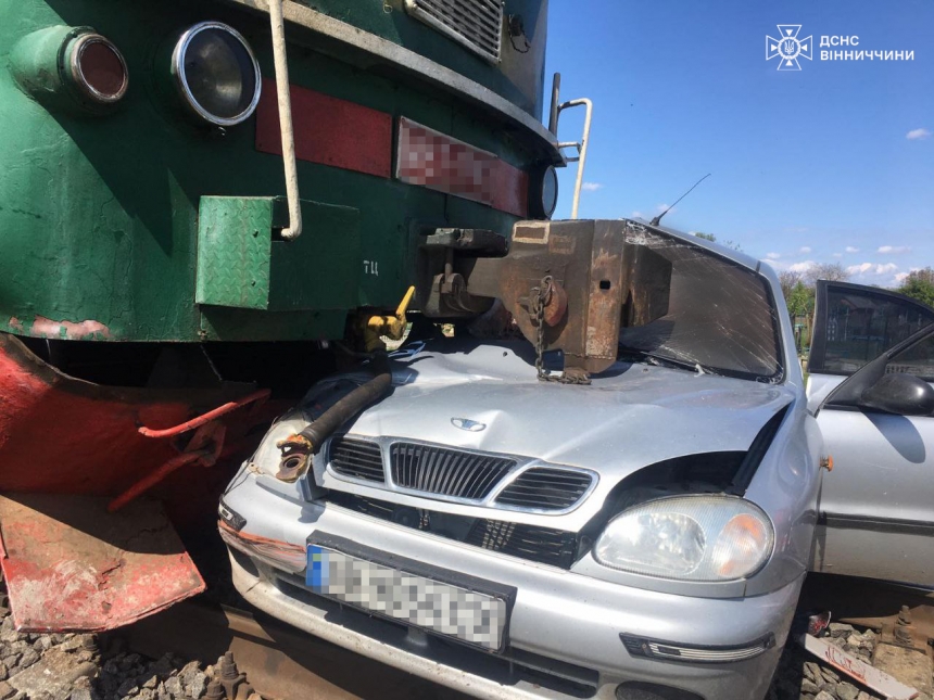 На Вінниччині легковик зіткнувся з тепловозом: водій загинув, пасажирку затисло у понівеченому авто