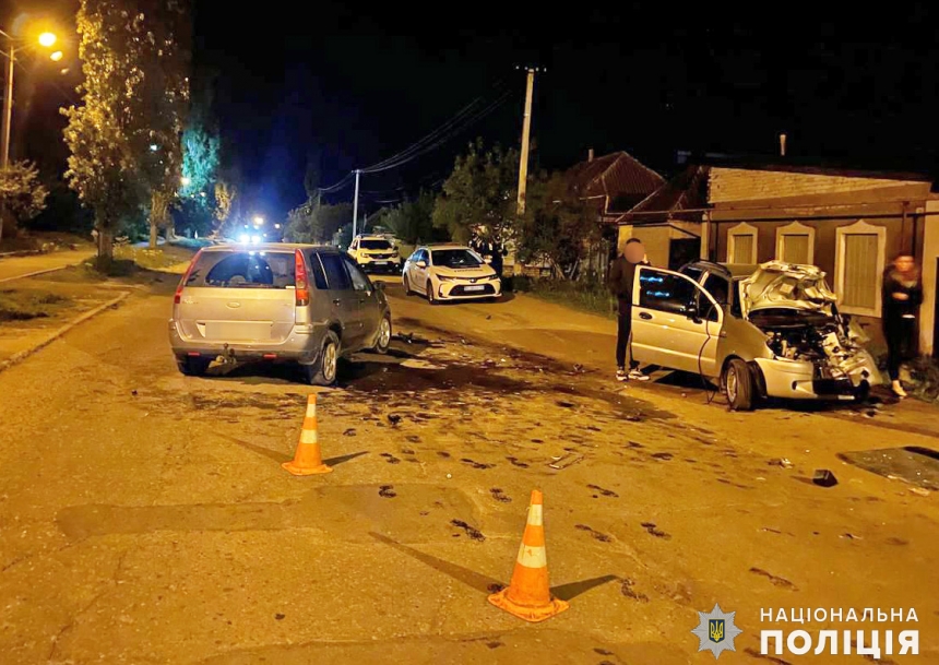 В Николаеве столкнулись «Форд» и «ДЭУ»: оба водителя и три пассажира в больнице