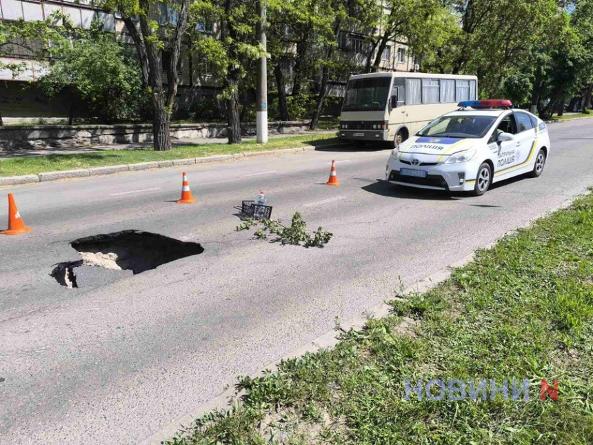 На оживленной магистрали в центре Николаева провалился асфальт (видео)