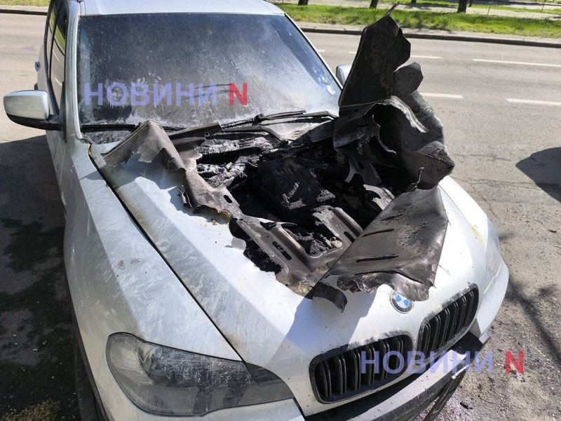 В центре Николаева загорелся BMW Х5 (фото)