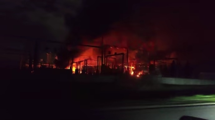 У Росії безпілотники атакували дві області: на Рязанському НПЗ виникла пожежа (відео)