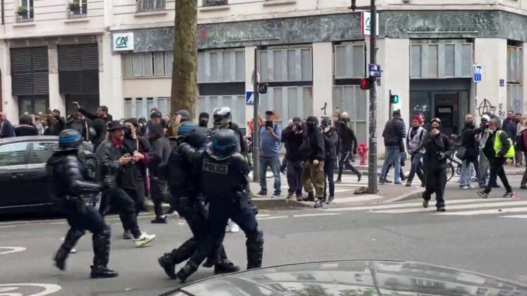 У Парижі під час першотравневих демонстрацій постраждали понад 50 поліцейських (відео)