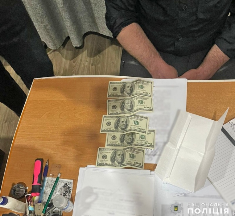 На Миколаївщині п'яний водій дав поліцейському 500 доларів, намагаючись відкупитись — не допомогло