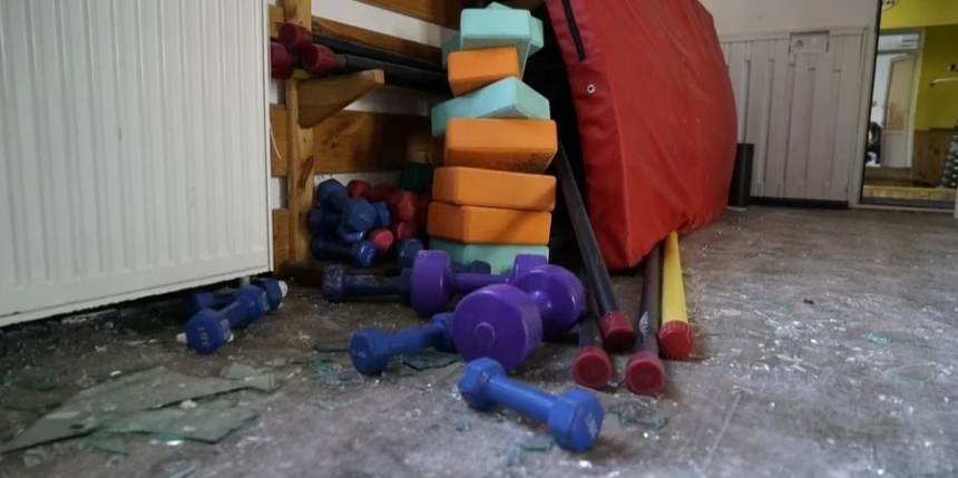 «Не успели спрятаться»: в Дергачах авиабомба попала в 50 метрах от зала, где занимались дети
