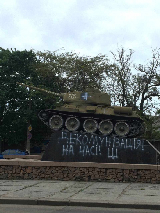 У Миколаєві розмалювали пам'ятник воїнам-визволителям, закликавши його «декомунізувати»