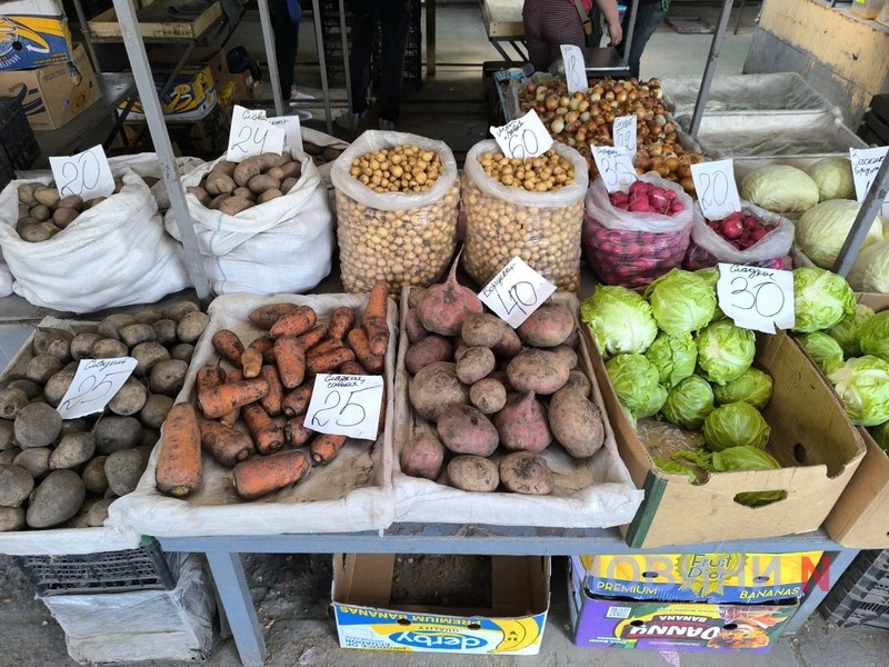 Ринок у Миколаєві напередодні Великодня: молоді овочі, місцева полуниця та рекордно дорогий «шашлик»
