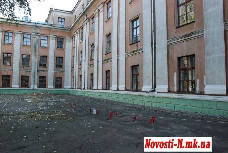 На ремонт школы №36 Азаров выделил 400 тысяч грн.