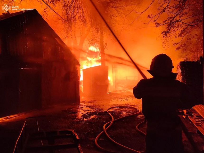 В Николаеве - масштабный пожар на лесопилке, тушат 64 пожарных, 17 единиц спецтехники и робот (фото)