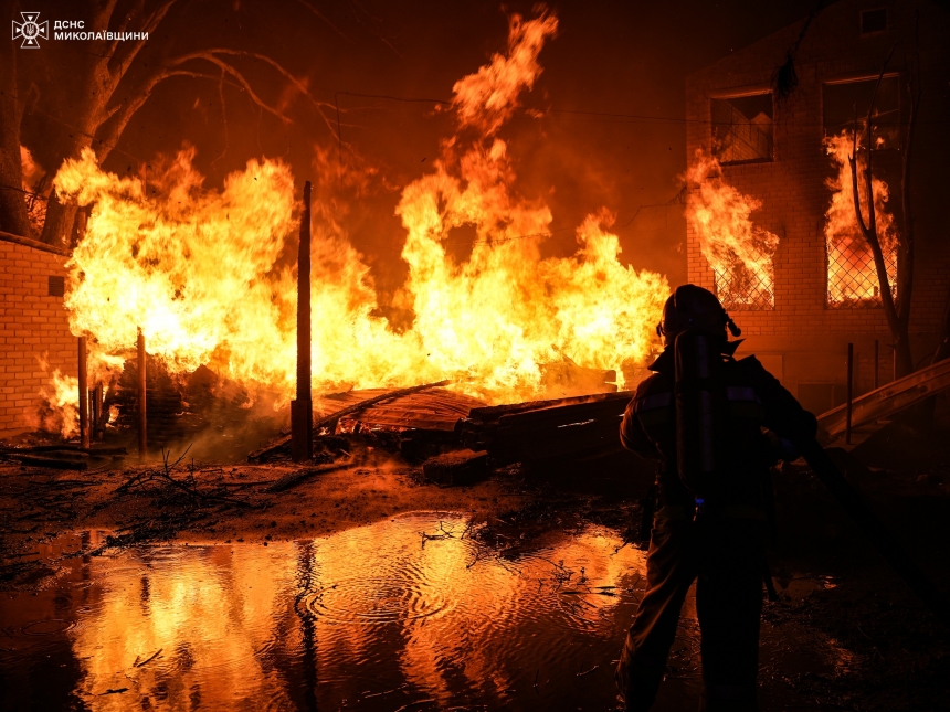 В Николаеве спасатели потушили масштабный пожар на лесопилке (фото)