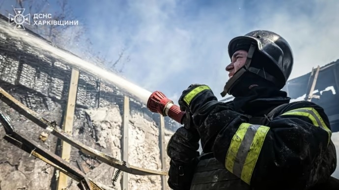 Росіяни вдарили по Харкову: горить підприємство, є постраждалі