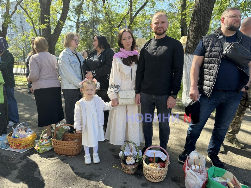 Великдень у Миколаєві: містяни масово йдуть до церкви (фото, відео)