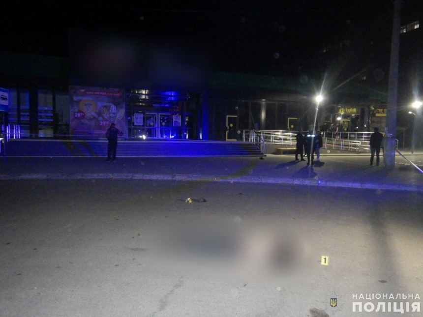 В Николаеве возле магазина произошла поножовщина: один из раненых скончался, другого забрали в больницу