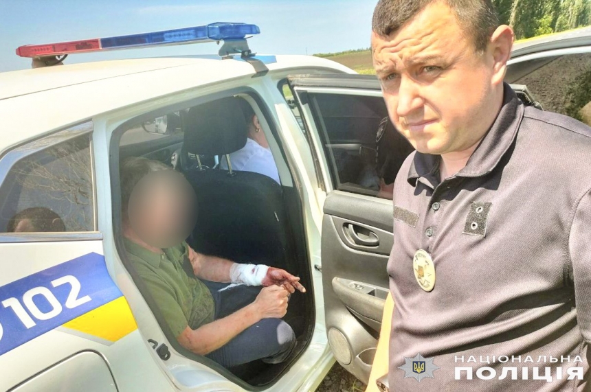 Порезался и стекал кровью: в Николаевской области полицейский помог пострадавшему добраться до скорой