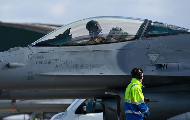 Украина получила первый авиатренажер истребителя F-16