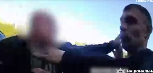 В полиции Киева показали задержание «авторитета»: плевал и ругался на полицейских (видео)