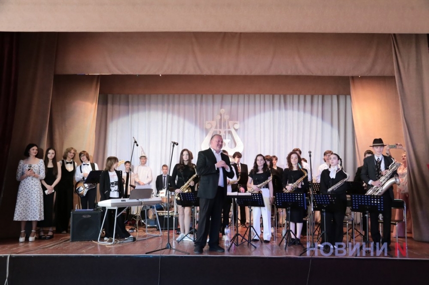 Джаз и весна: в Николаеве выступил оркестр «Jazz teen band» (ФОТОРЕПОРТАЖ)