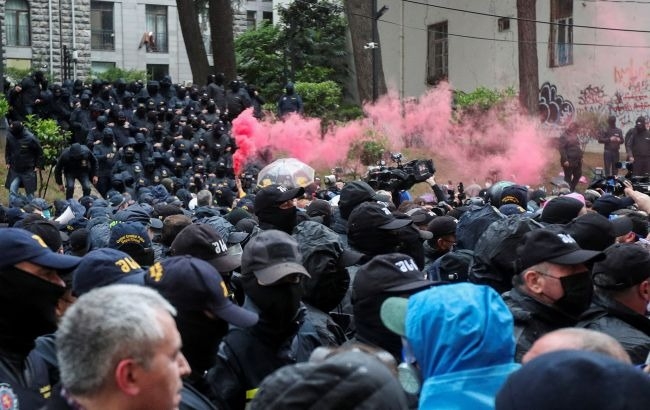 В Тбилиси спецназ разгоняет участников митинга перед парламентом (видео)