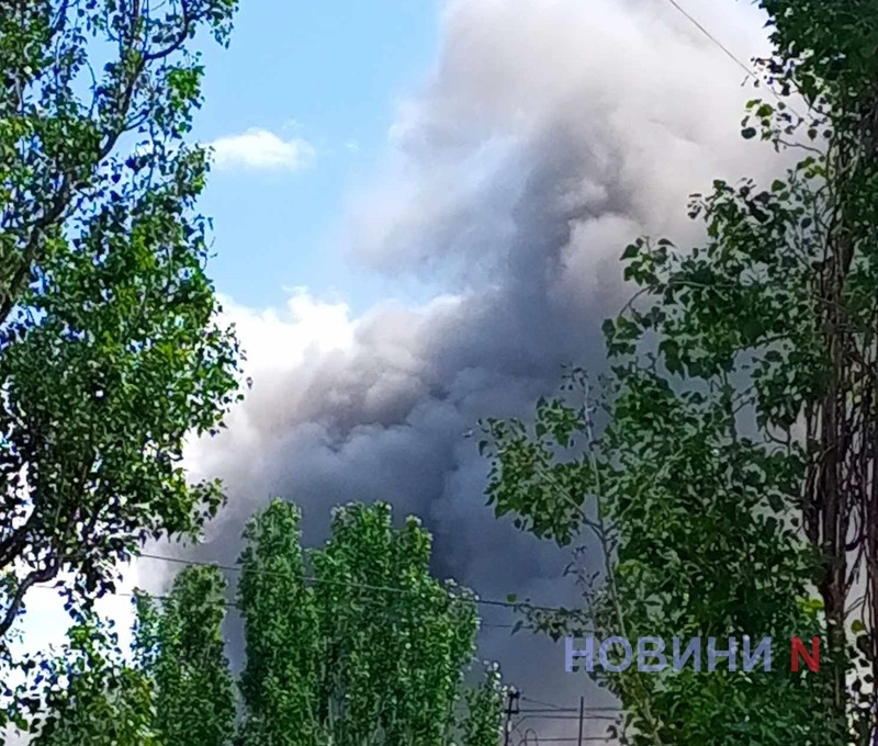 В Николаеве два прилета: над городом столб дыма