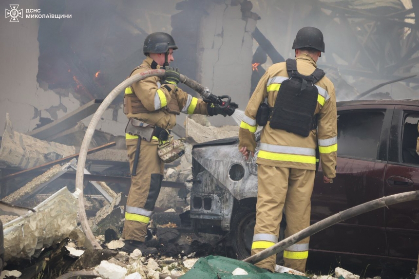 Спасатели показали фото с места «прилета» в Николаеве