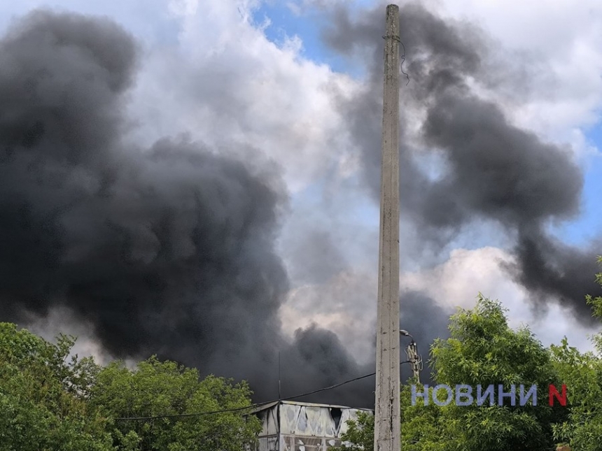 Пожежу після вибуху ракети в Миколаєві гасили понад дві години (фото, відео)