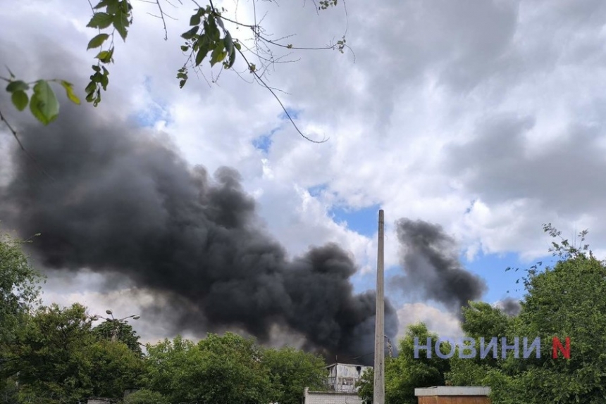 Пожежу після вибуху ракети в Миколаєві гасили понад годину (фото, відео)