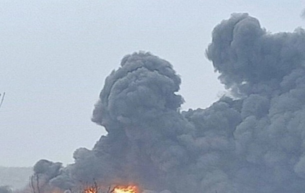 В Крыму повредили склад военного аэродрома: уничтожены ракеты