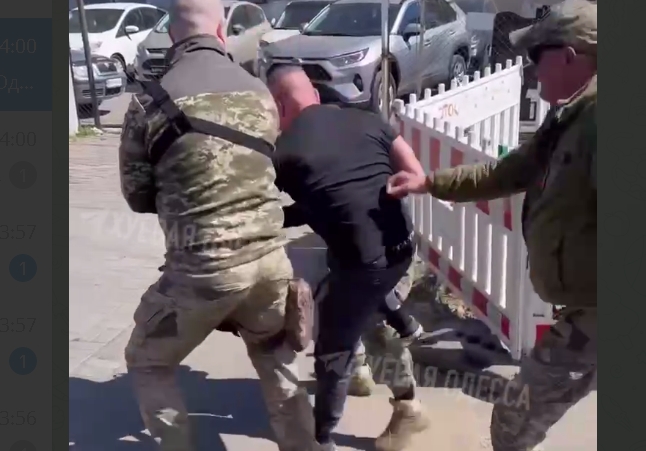 В Одессе люди в военной форме скрутили и вытащили мужчину из маршрутки (видео)