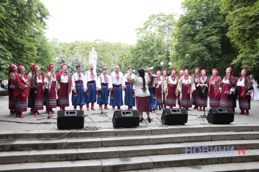 Вышитый код: в Каштановом сквере прошел концерт, посвященный Дню Вышиванки (фото)