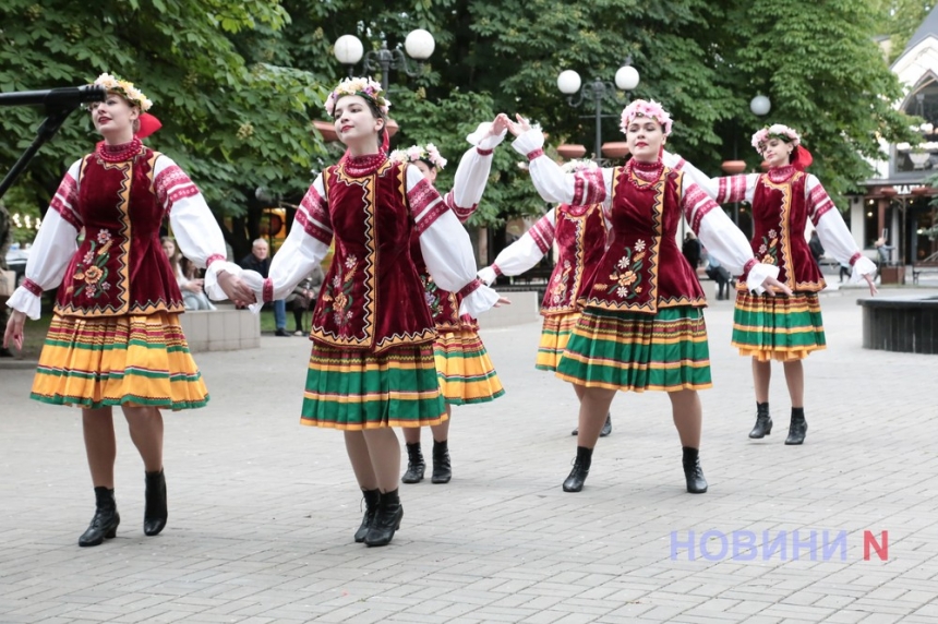 Вышитый код: в Каштановом сквере прошел концерт, посвященный Дню Вышиванки (фото)