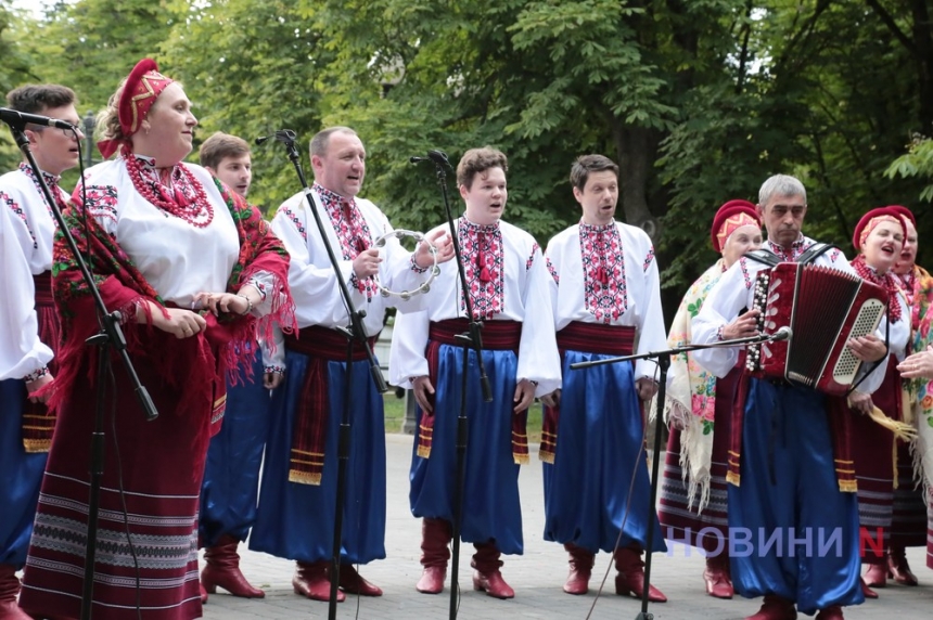 Вышитый код: в Каштановом сквере прошел концерт, посвященный Дню Вышиванки (фото)