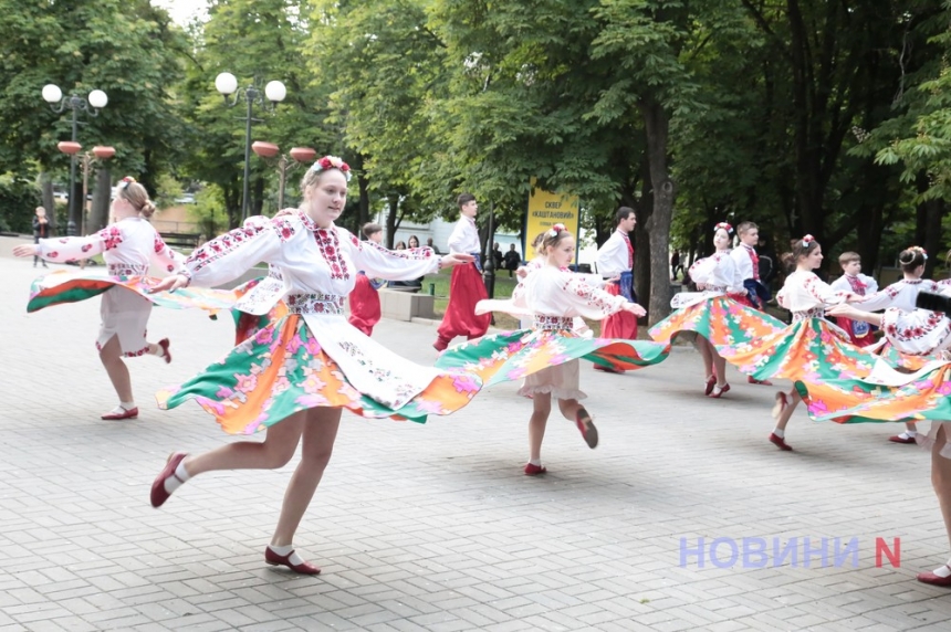 Вышитый код: в Каштановом сквере прошел концерт, посвященный Дню Вышиванки (фото)